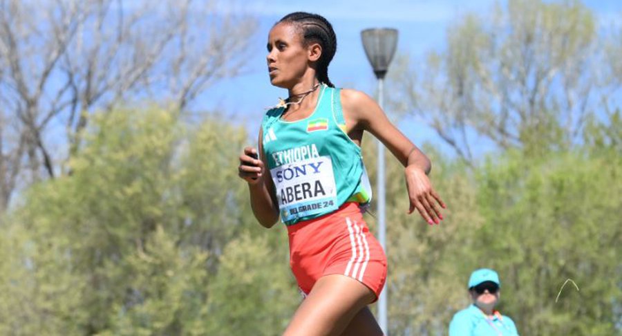 Birri Abera continuant à courir avec une seule chaussure