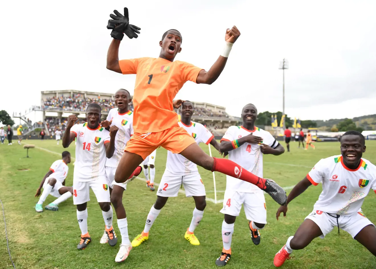 Équipe de football célébrant une victoire