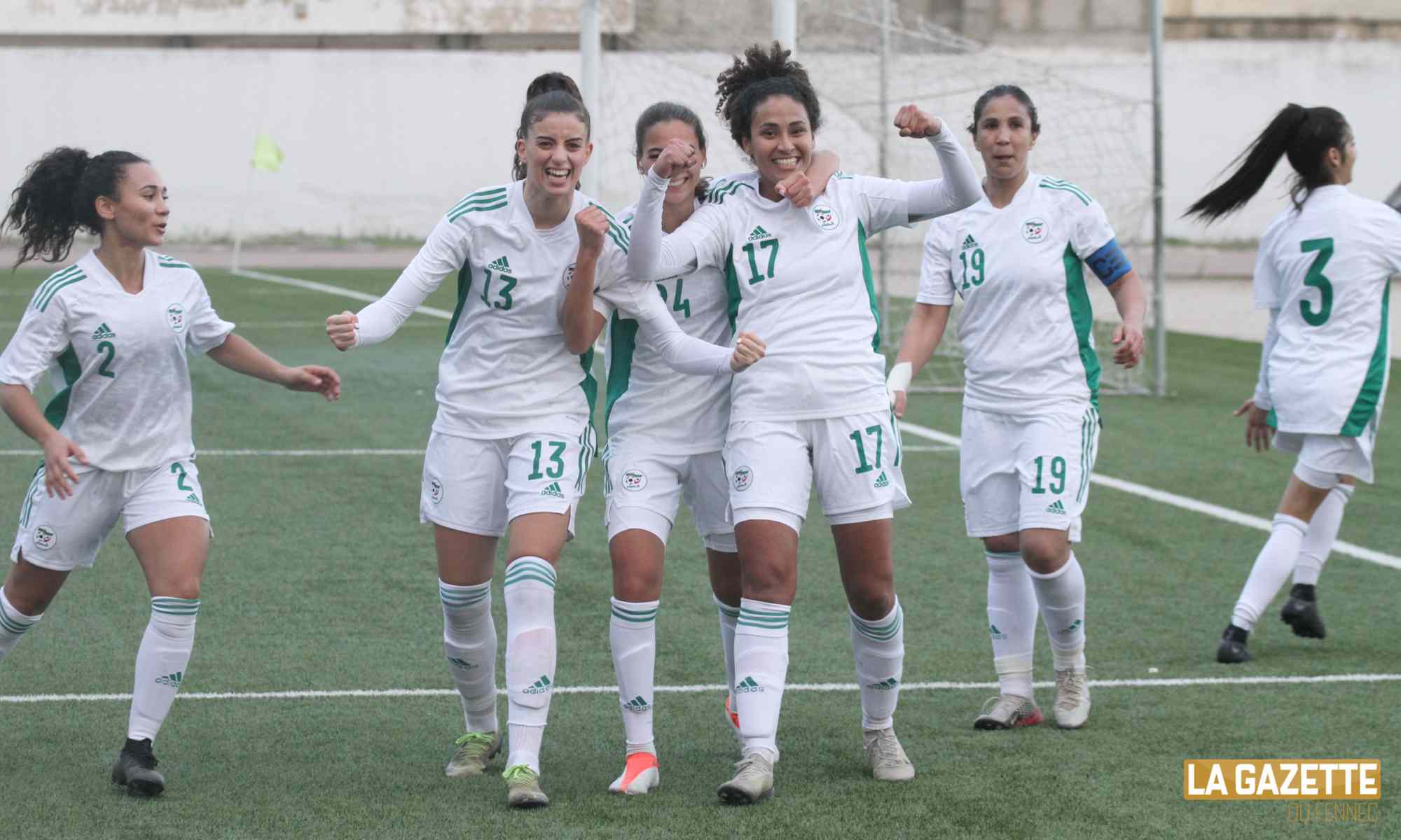 Joueuses de football sur le terrain