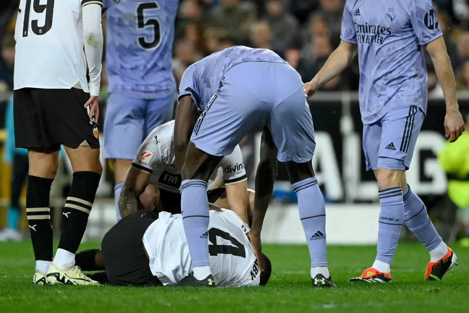 Blessure choquante de Mouctar Diakhaby lors du match entre Valence et Real Madrid