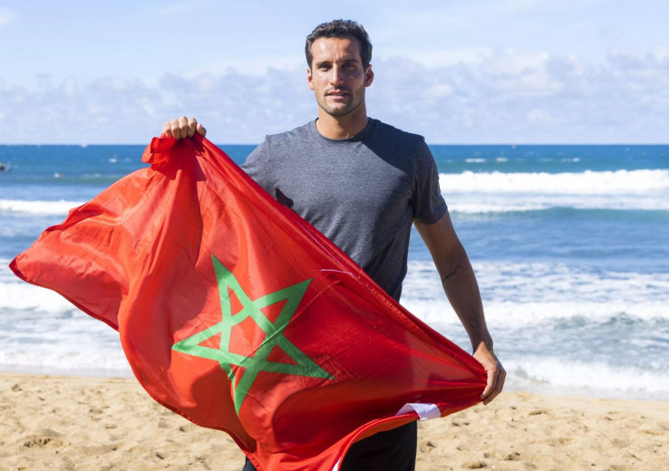 Ramzi Boukhiam surfe sur une vague massive lors des Championnats du monde