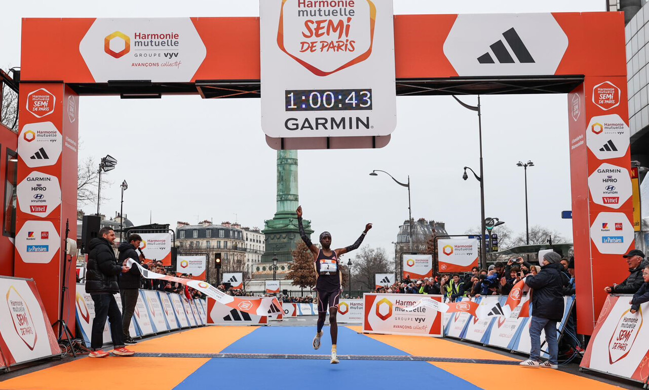 Bernard Koech et Joan Melly célèbrent leur victoire au semi-marathon de Paris