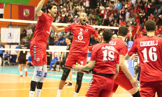 Photo de l'équipe d'Al Ahly célébrant leur victoire au Championnat d'Afrique des clubs masculin de volley