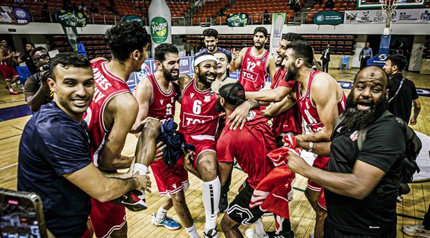 Joueur de Al-Ahly Benghazi marquant un panier lors de la victoire contre Bangui Sporting Club