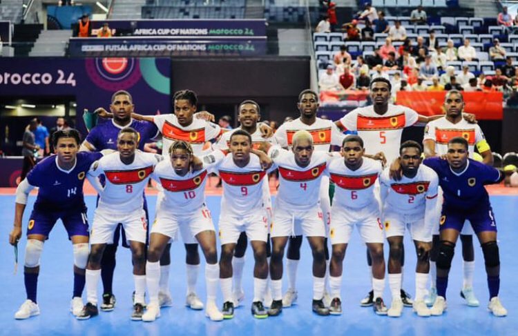 L'équipe de futsal de l'Angola célèbre sa victoire en demi-finale