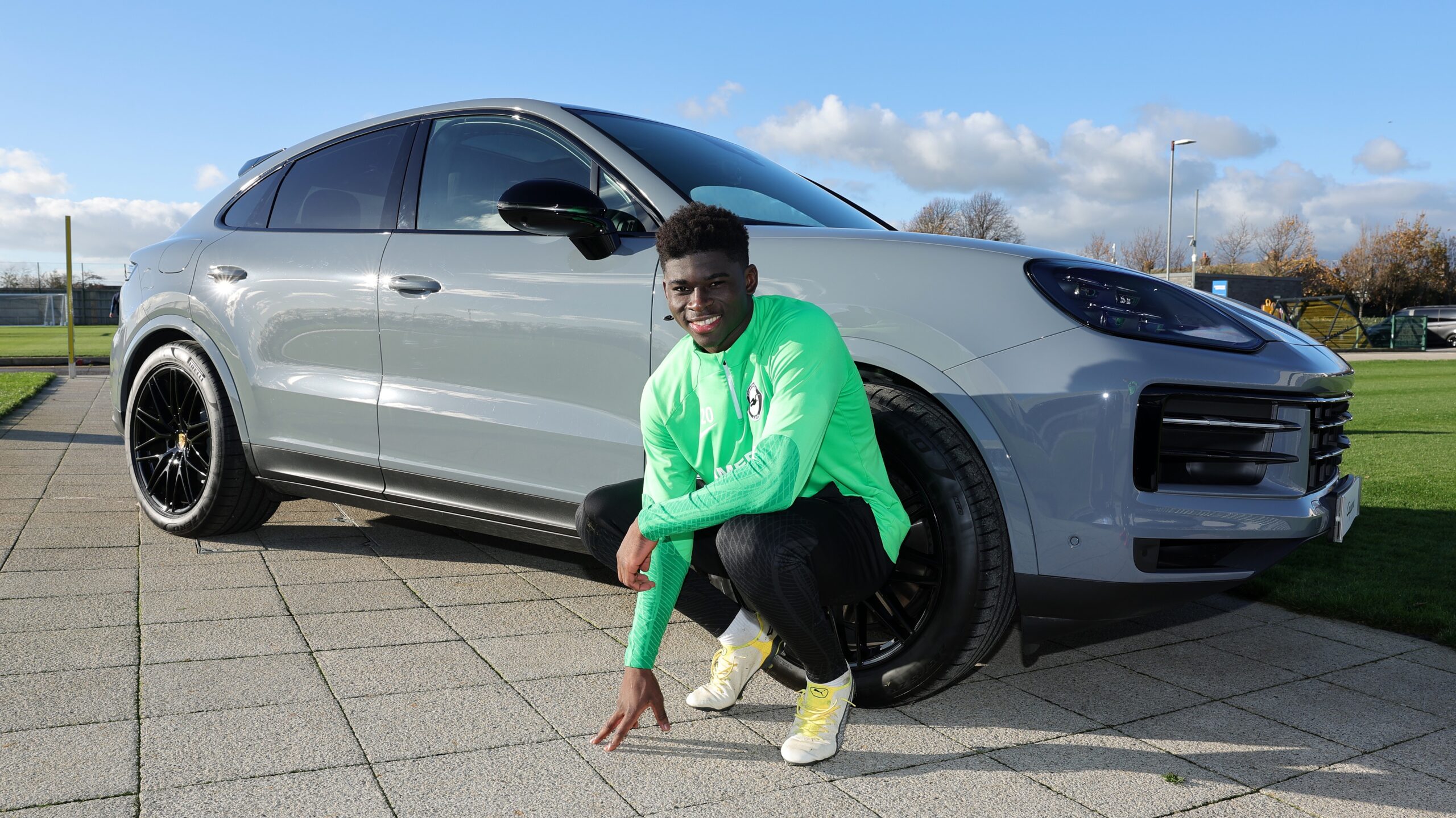 Carlos Baleba avec sa nouvelle Porsche