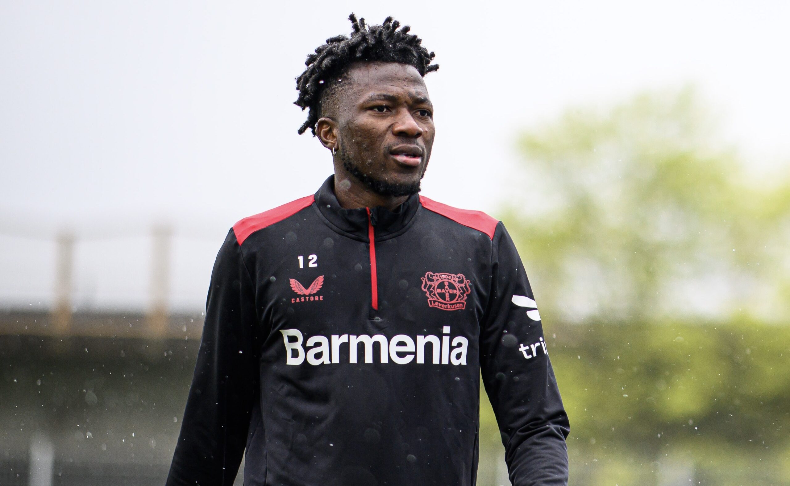 Edmond Tapsoba dans le maillot du Bayer Leverkusen