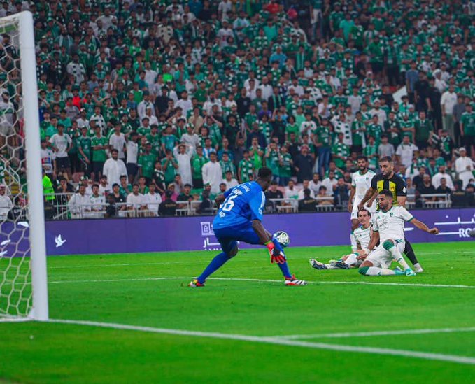 Edouard Mendy, le gardien d'Al-Ahli, réalise un arrêt décisif dans le derby de Jeedah