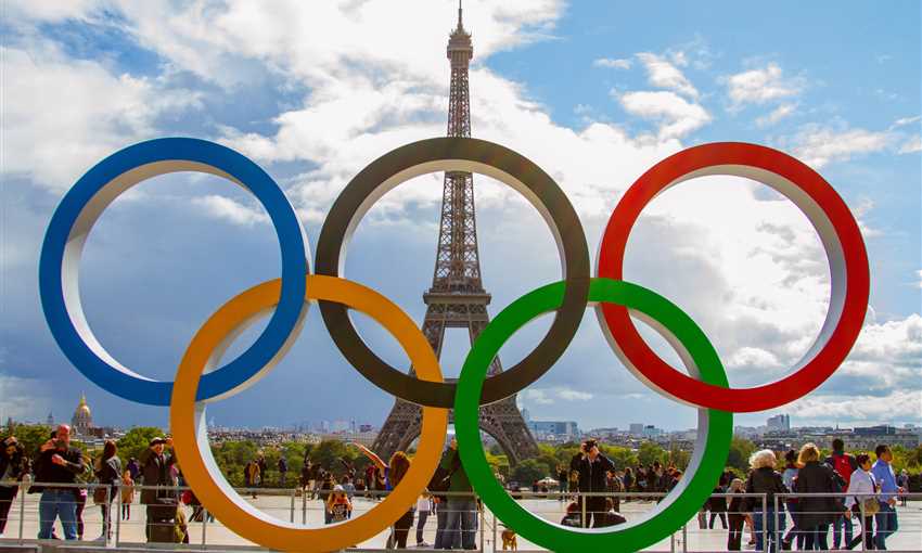 Athlète égyptien recevant une médaille d'or aux Jeux Olympiques de Paris 2024