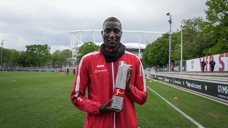 Serhou Guirassy célébrant son trophée de joueur du mois de la Bundesliga
