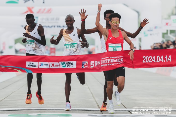 Athlète chinois He Jie au Semi-marathon de Pékin