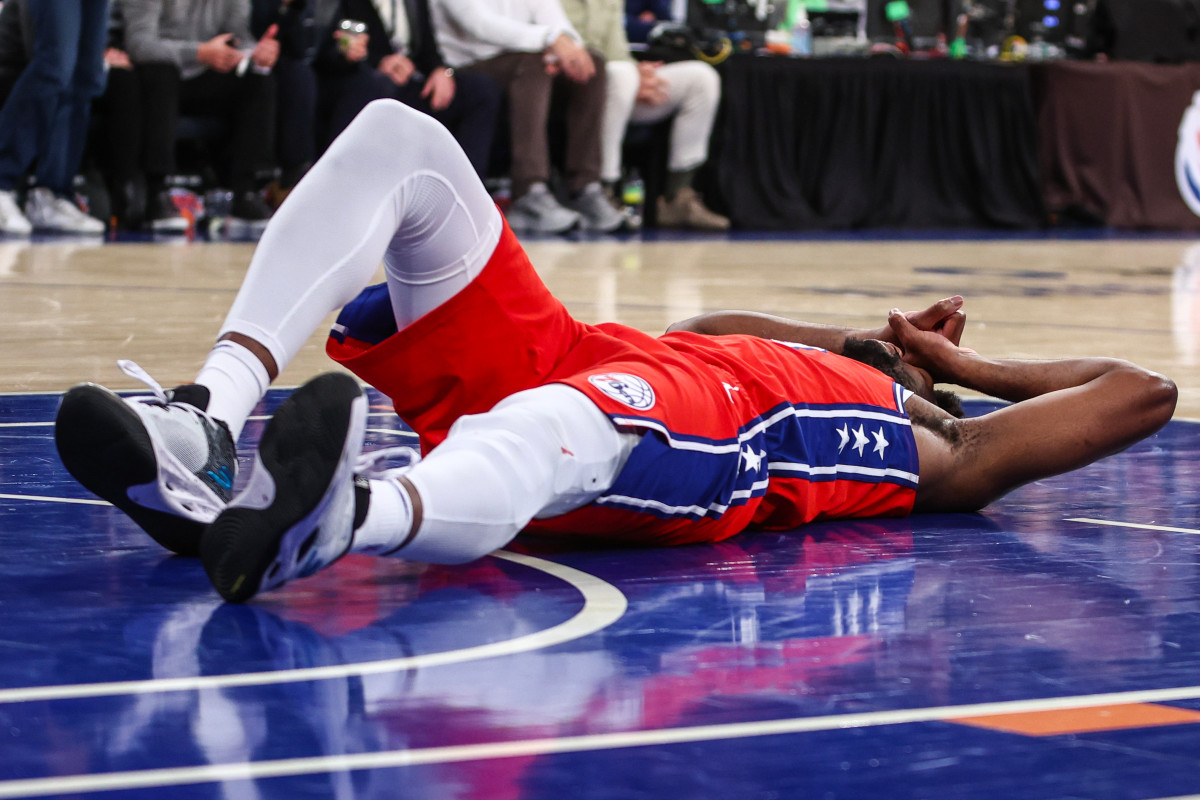 Joel Embiid se blesse lors du Game 1 des playoffs NBA