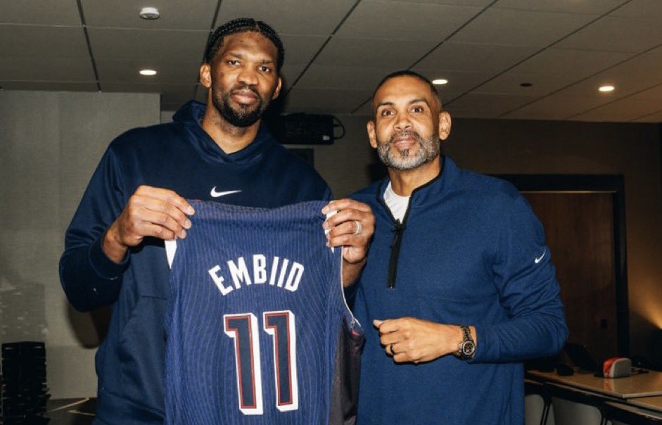 Joel Embiid reçoit son premier maillot des mains de Nick Nurse