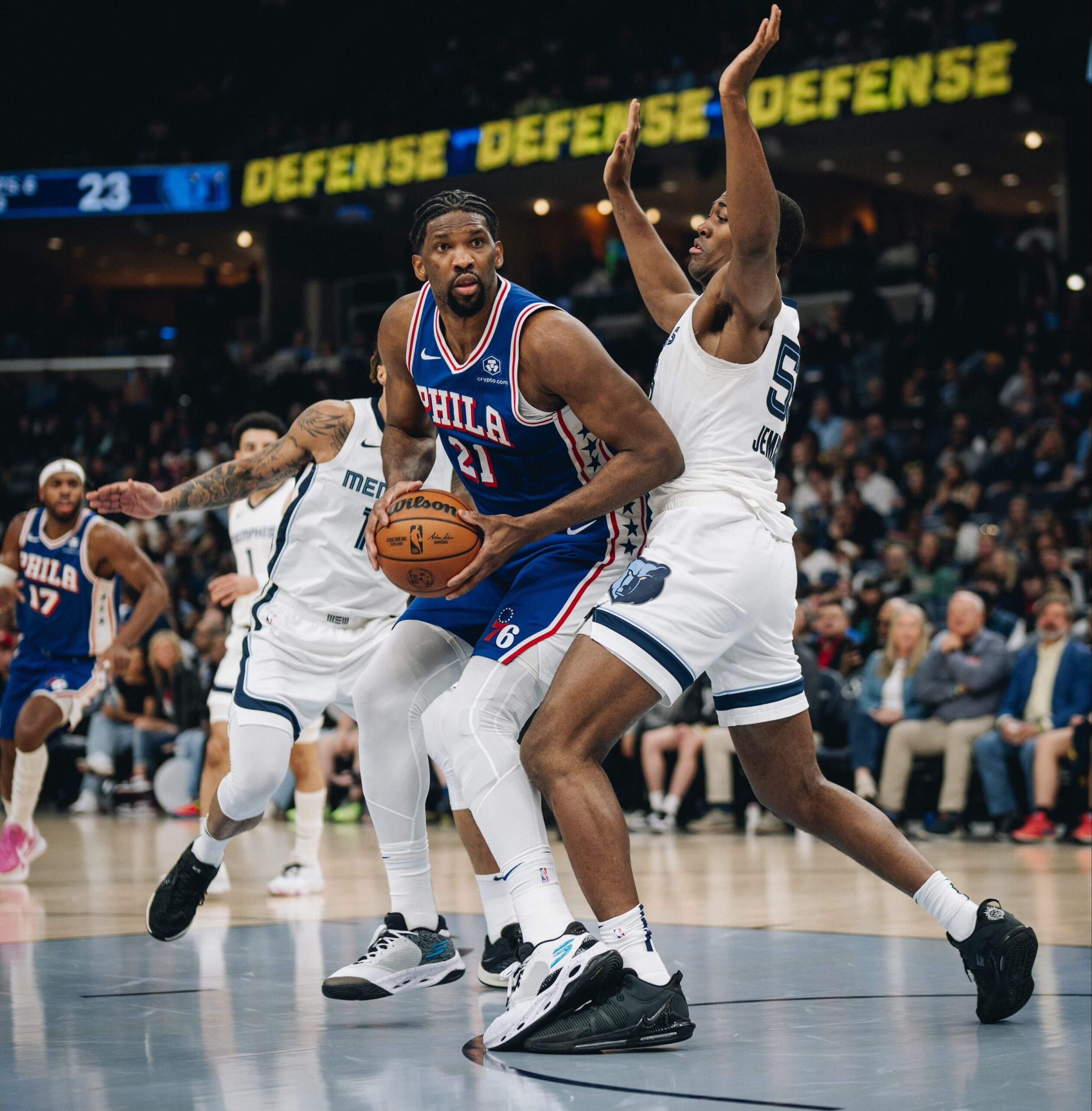 Joel Embiid marque un panier lors de son retour en forme