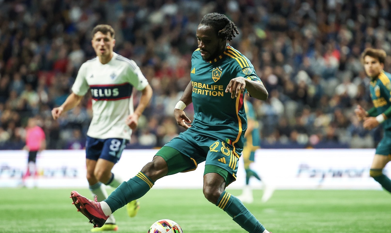 Joseph Paintsil célèbre son but lors du match de LA Galaxy contre Whitecaps