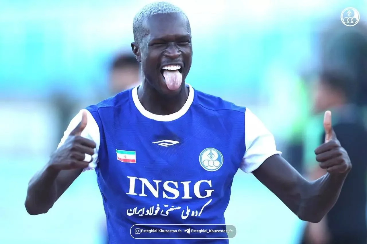 Joueur Africain marquant un but lors d'un match asiatique de football
