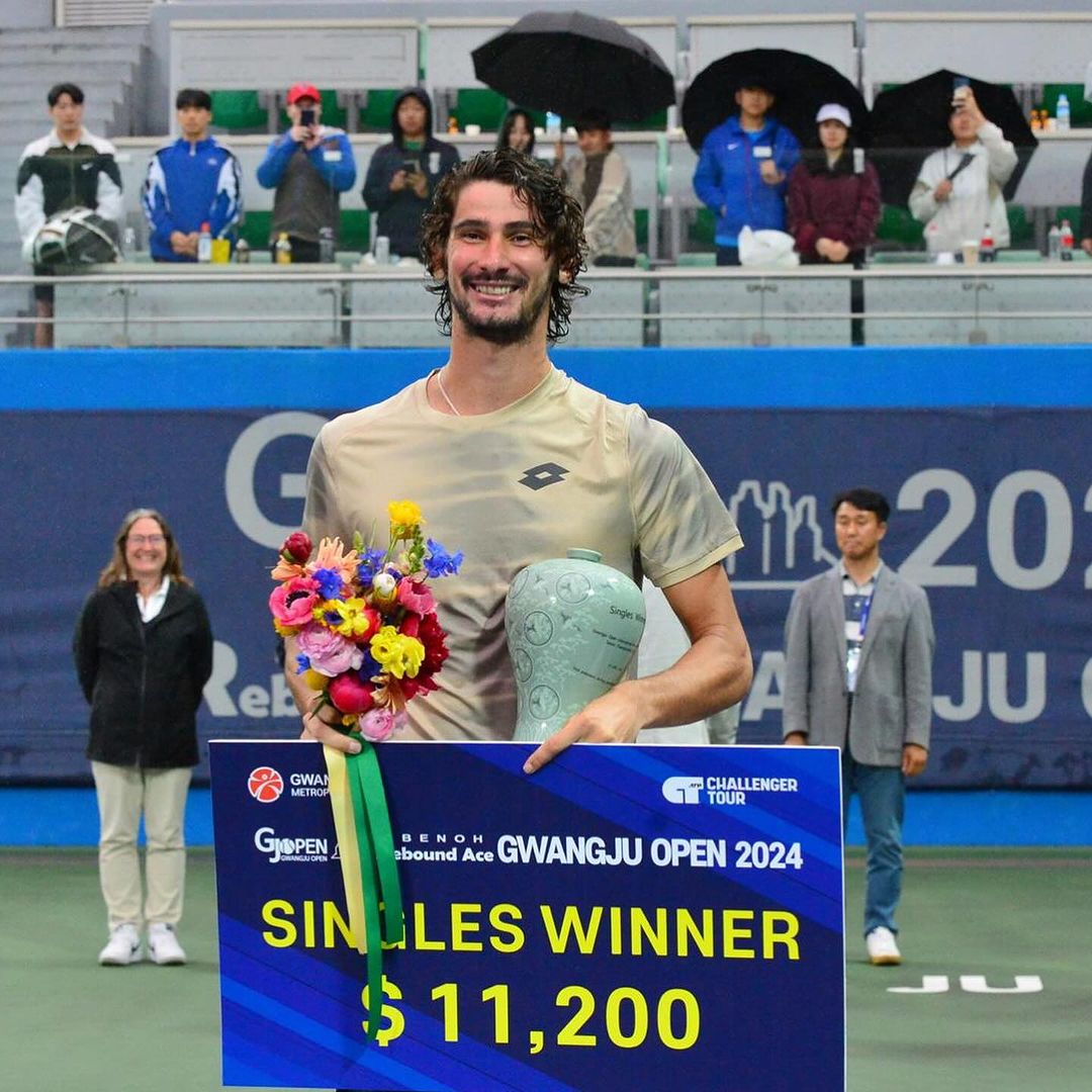 Lloyd Harris avec le trophée du Challenger de Gwanju