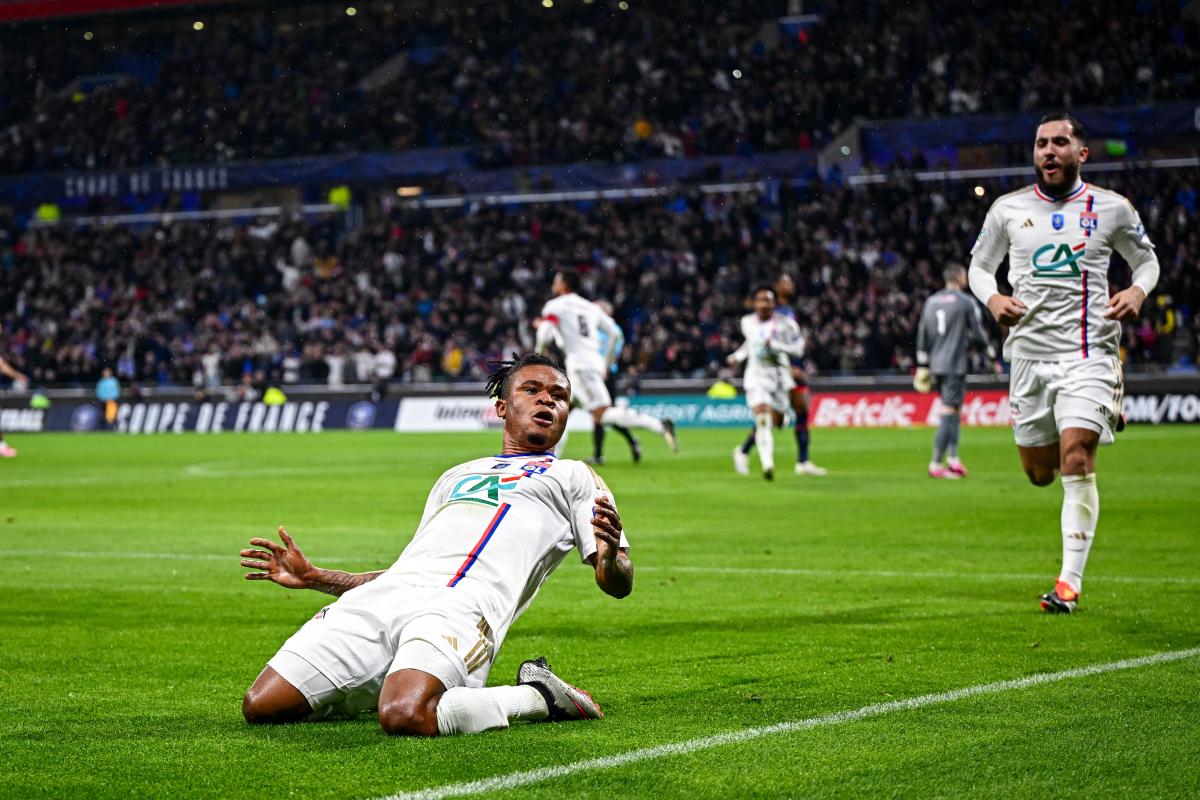 Lyon celebrates their victory against Nantes