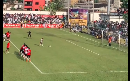 Nathan Douala célèbre son penalty décisif pour Vitoria United