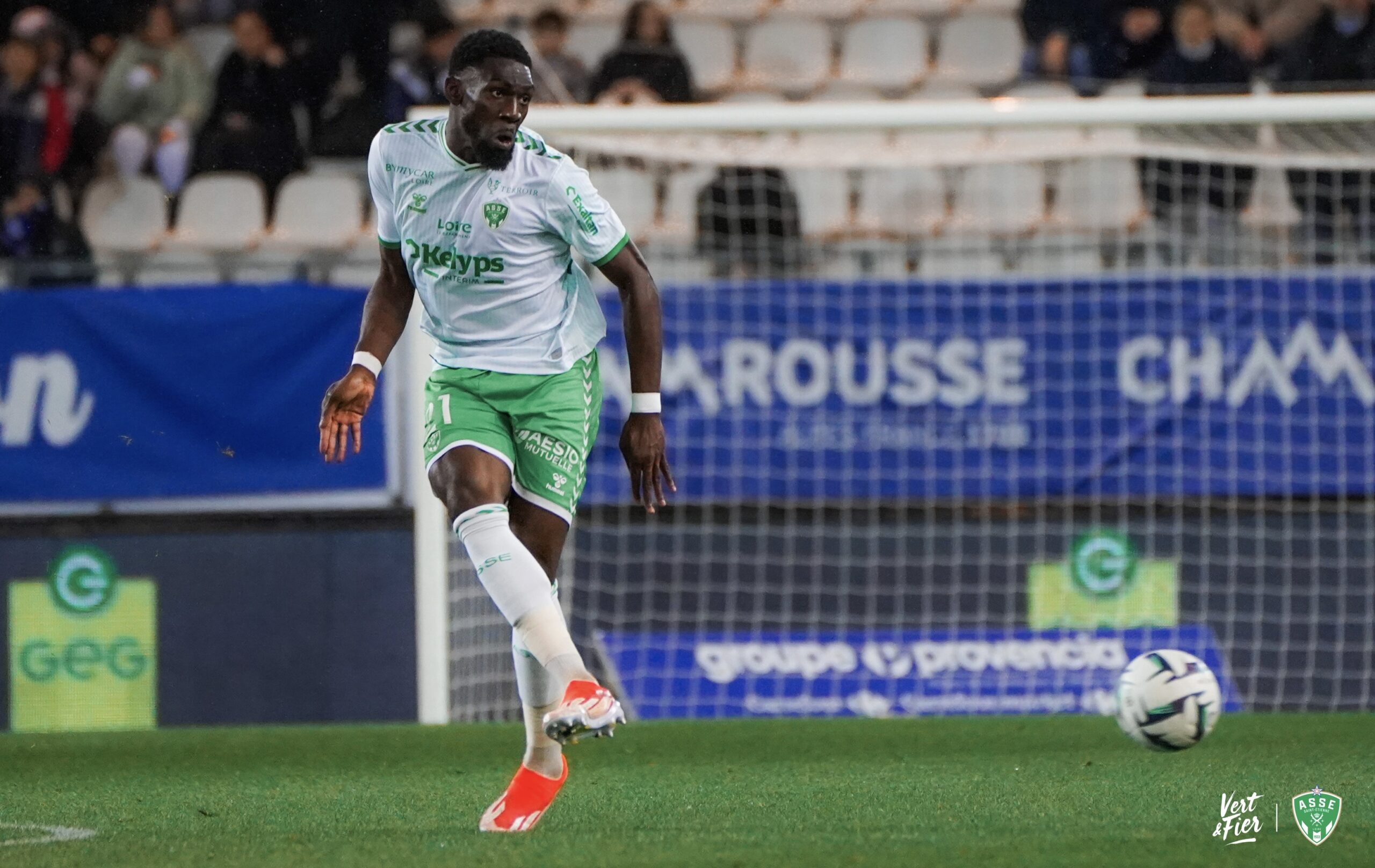 Dylan Batubinsika marque le premier but pour Saint-Étienne lors de leur victoire contre Grenoble