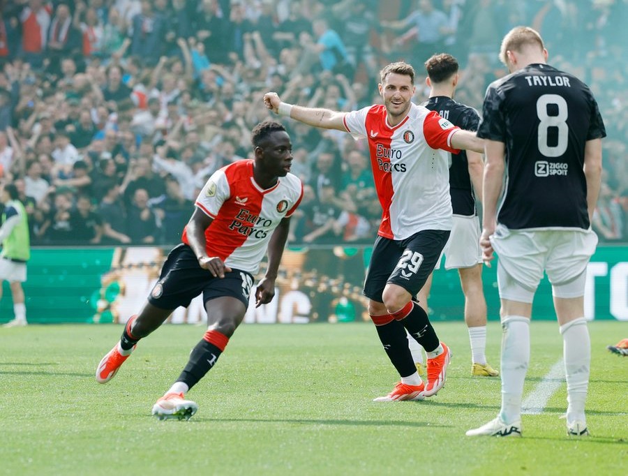 Yankuba Minteh célèbre son doublé lors de la victoire de Feyenoord