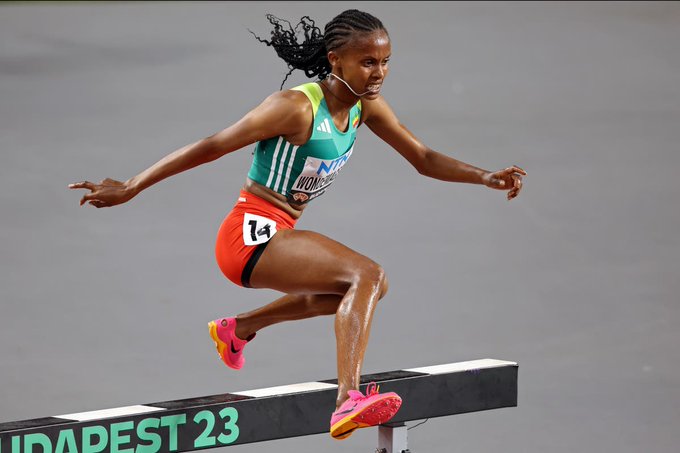 Zerfe Wondemagegn en action lors d'une compétition de 3000m steeple