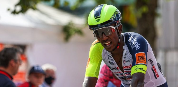 Biniam Girmay récupère de sa chute lors du Tour de France