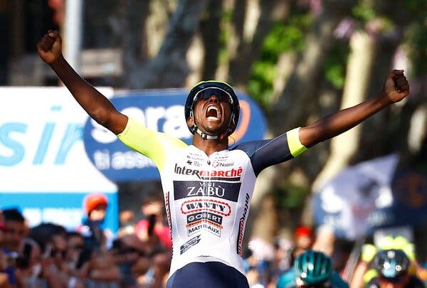 Biniam Girmay célèbre sa victoire sur la ligne d'arrivée de la 3ème étape du Tour de France 2024