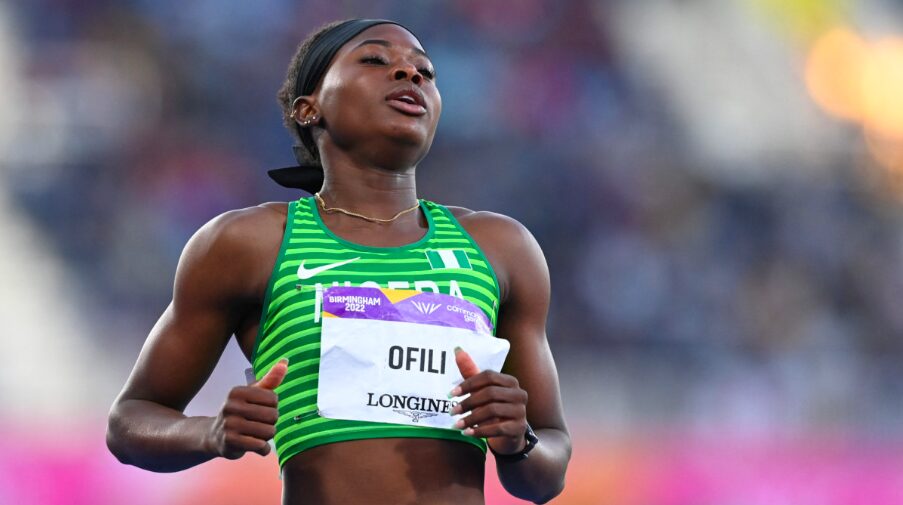 Favour Ofili, sprinteuse nigériane qualifiée pour l'épreuve du 100 m des Jeux Olympiques de Paris 2024, privée de participation en raison d'une erreur administrative.