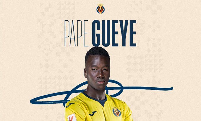 Image de Pape Gueye signant son contrat avec Villarreal