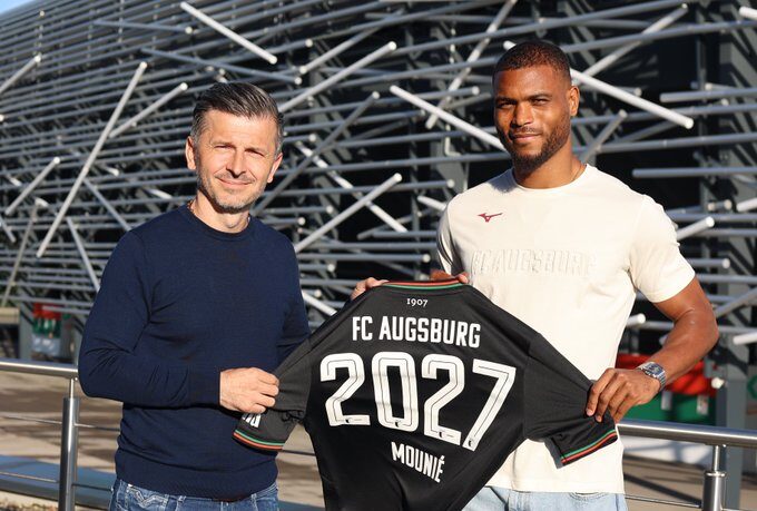 Steve Mounié, nouvel attaquant d'Augsbourg, pose avec son maillot