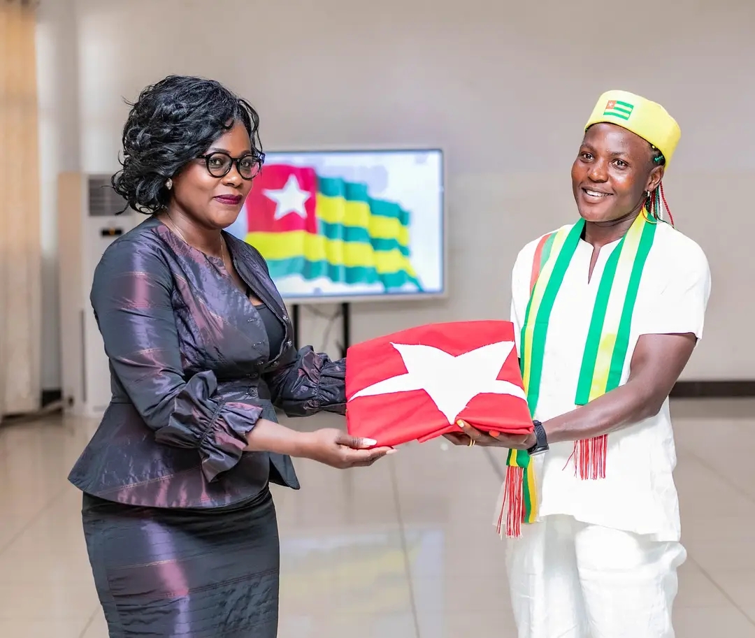 Drapeau du Togo lors de la cérémonie de remise aux athlètes pour les Jeux Olympiques de Paris 2024