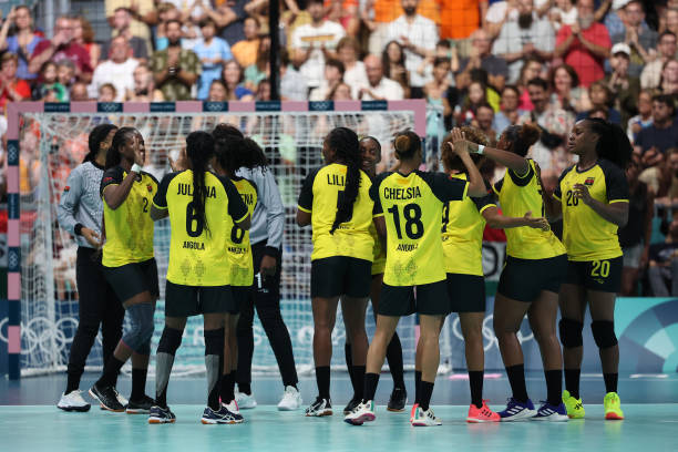 Joueuse de handball angolaise lors du tournoi féminin des JO 2024