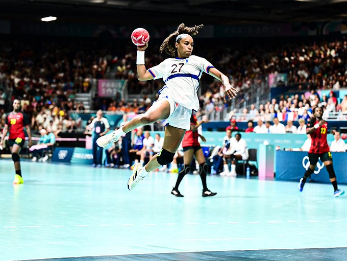 Joueuses de handball féminin de l'Angola et de la France lors du match des JO 2024