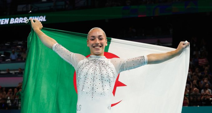 Kaylia Nemour lors de sa performance au concours des barres asymétriques