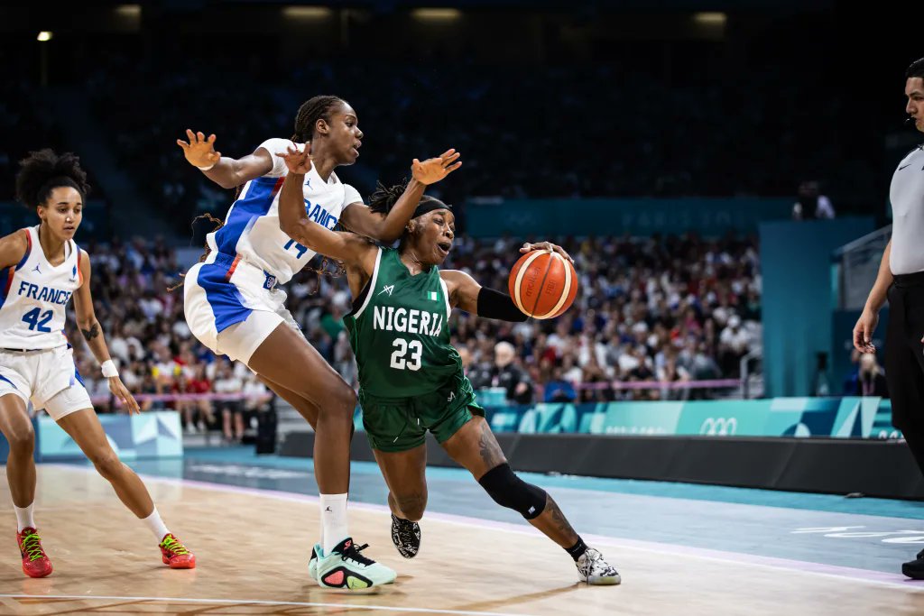 L'équipe de basket féminin du Nigeria face à l'équipe de la France