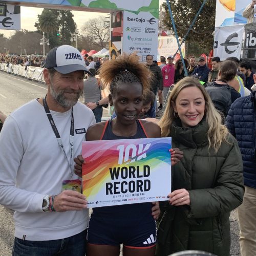 Agnes Ngetich établit un record du monde de course sur route