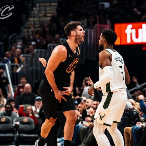 Georges Niang brille avec 33 points dans la victoire des Cavaliers contre Milwaukee