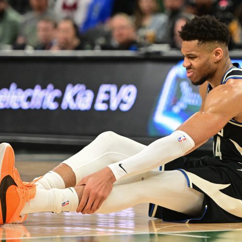 Giannis Antetokounmpo blessé lors du match contre Boston