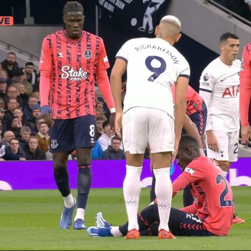 Idrissa Gana Guèye blessé lors du match Everton-Tottenham