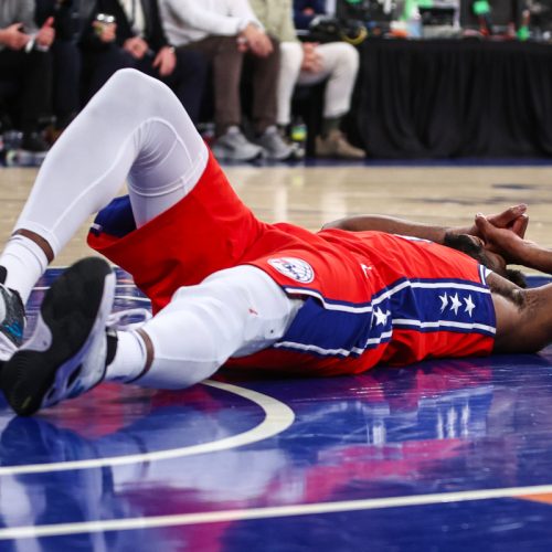 Joel Embiid se blesse lors du Game 1 des playoffs NBA