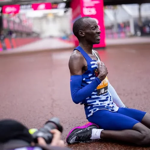 Le monde du marathon en deuil : hommages à Kelvin Kiptum