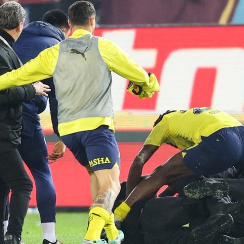 Bright Osayi-Samuel et ses coéquipiers font face à une audience disciplinaire pour avoir protégé le terrain contre un supporter armé