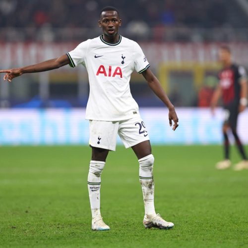 Pape Matar Sarr quitte le terrain sur blessure lors du match de Tottenham contre Bournemouth