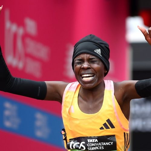 Peres Jepchirchir remporte le marathon de Londres et établit un nouveau record du monde pour les femmes