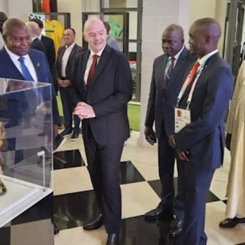 Le président centrafricain rencontre le président de la FIFA pour discuter des projets de football